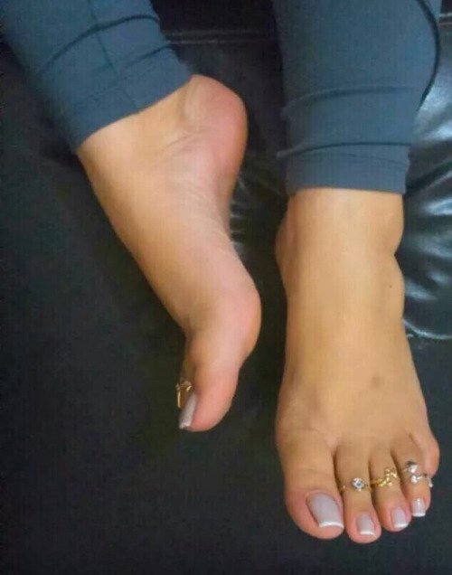 naughty-chicks-feet:  Foot Worship