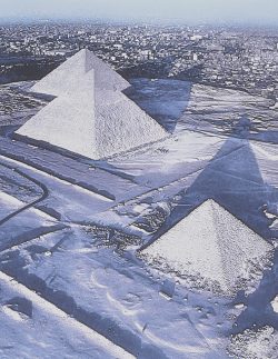 dr3amb3ing:Snow in Egypt for the first time in 112 years