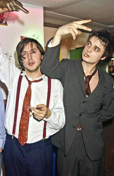shethatscarlos:nme awards 2004check out these two trashcans
