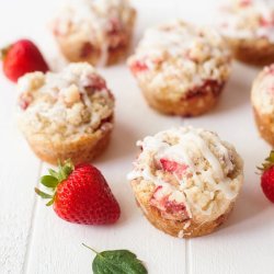 dessertgallery:  Strawberry Lemon Coffee Cake Muffin-Get your hourly source of sweet inspirations! || Follow us on FB too! 