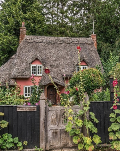 legendary-scholar:    Rectory Cottage in Widdington, Essex, England.