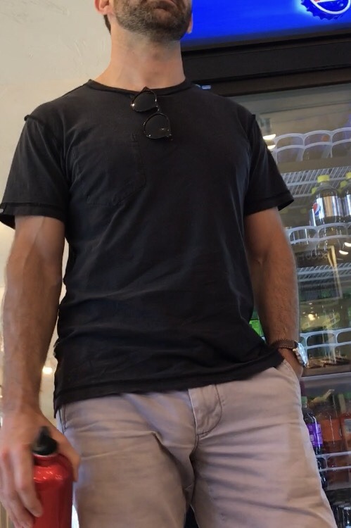 eyelovebulge:  Saturday morning bagels with a side of bulge
