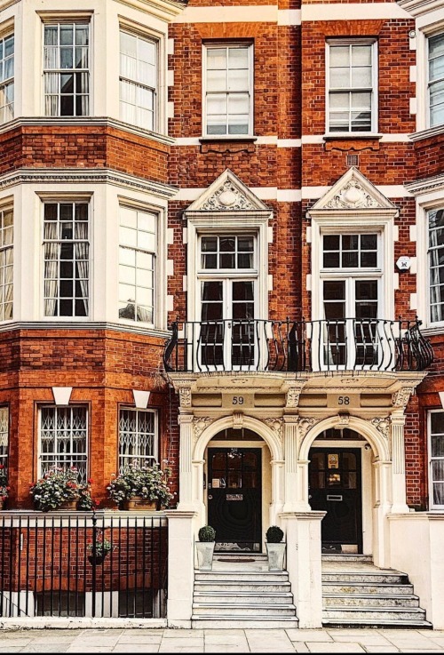 enchantedengland:    Mayfair is the poshest part of London, with spectacular architecture