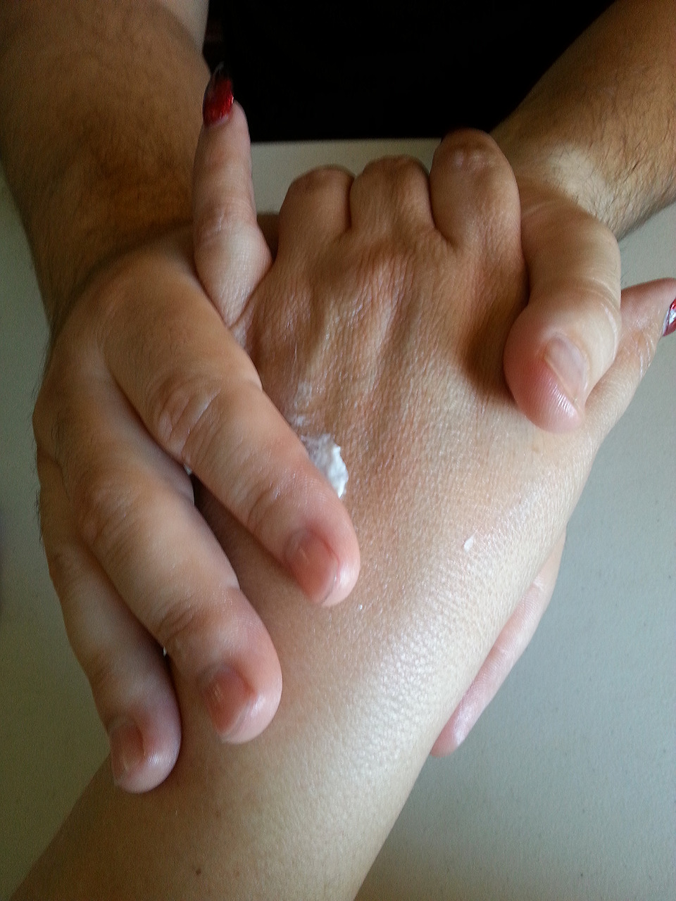 pixie-bitch75:  Getting an amazing hand massage from Daddy, gives me tingly goosebumps…