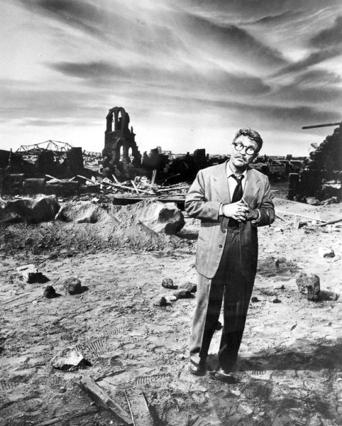 humanoidhistory:Rod Serling on creating The Twilight Zone: “I got the idea for the pilot while walki