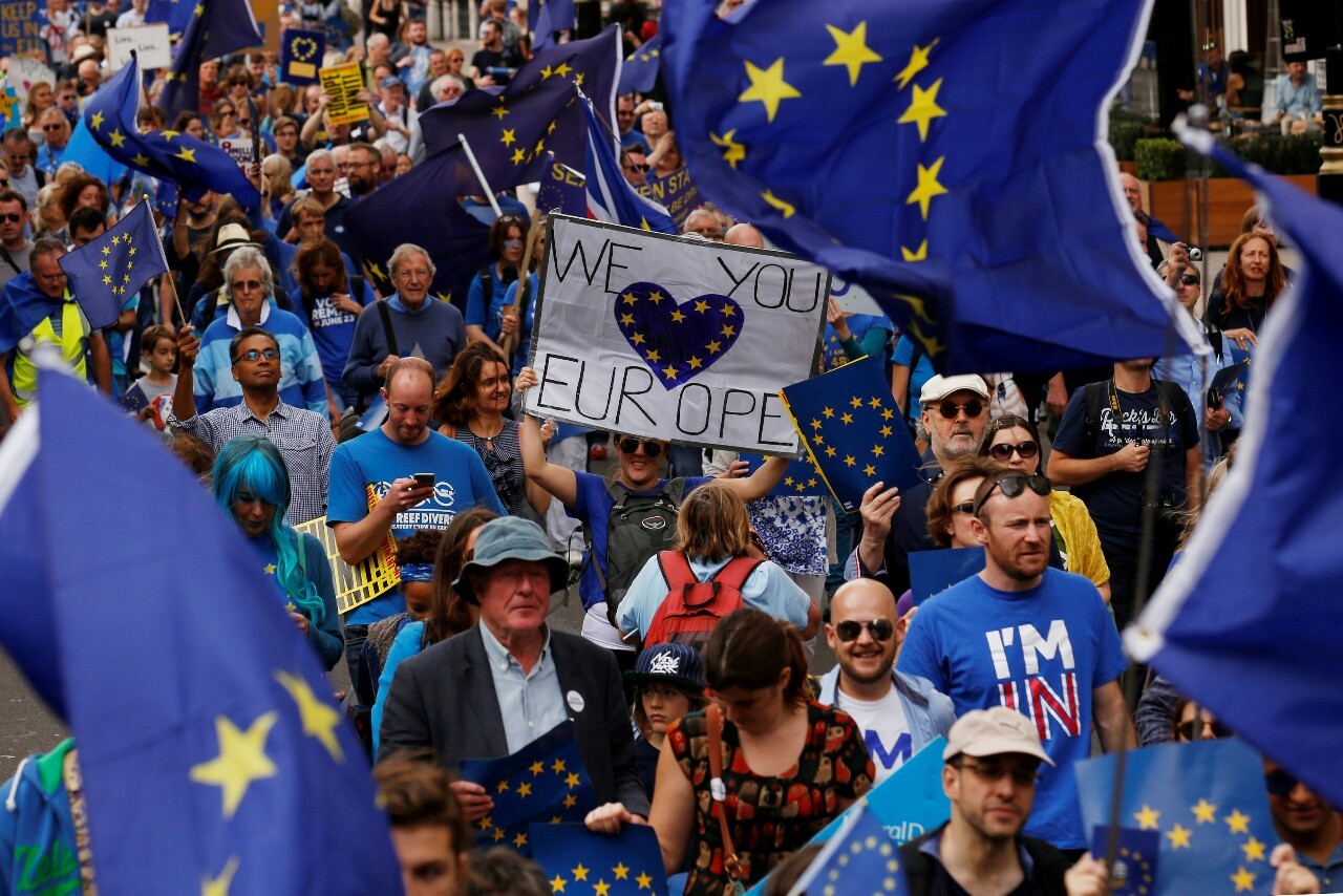 Miles de personas piden en Londres que se retrase el Brexit. La manifestación se produce días antes de que la Cámara de los Comunes debata una petición para solicitar la convocatoria de un segundo referéndum. Reuters
MIRÁ LA FOTOGALERÍA EN HD