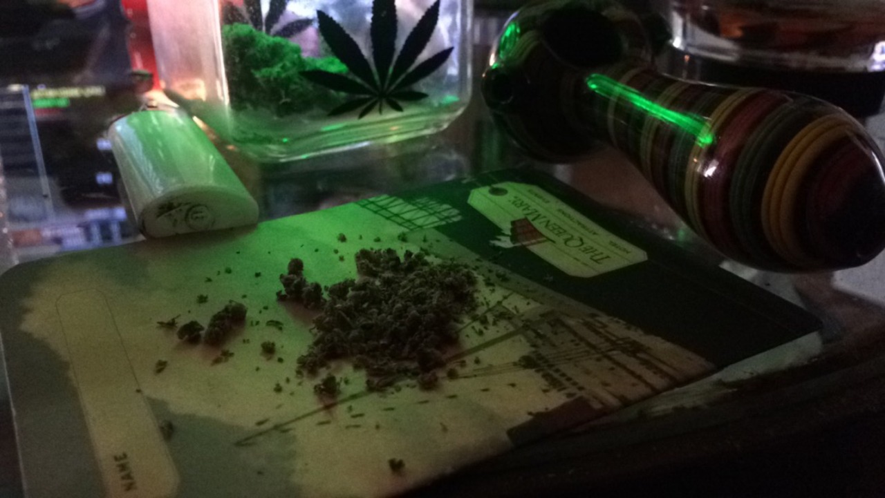 dasboots:  Day off, wake n bake first bowl of the day✌🏽️