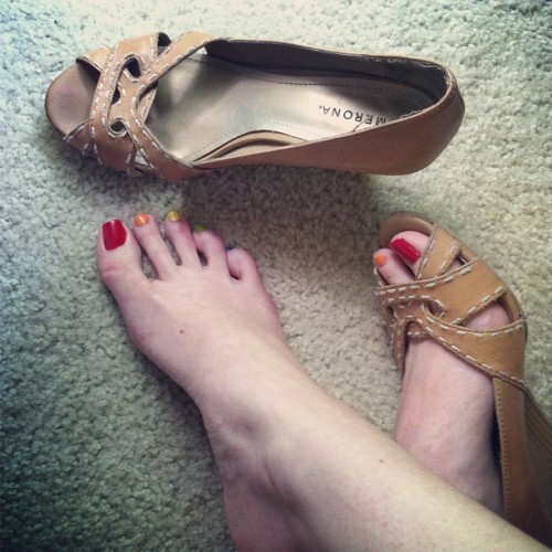These #wedges leave weird #shoemarks :)#rainbowtoes #feet #footfetish