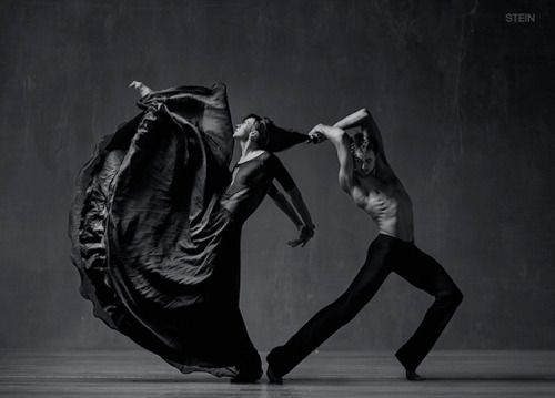 mymodernmet:Striking Black & White Portraits of Elegant Dancers Caught in Captivating Motion