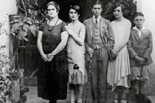 coolkidsofhistory: A 17-year old Frida Kahlo poses for a family photo wearing a traditional gentlema