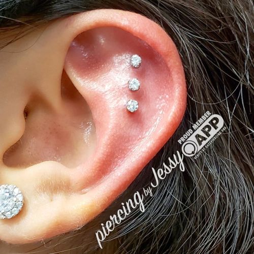 Fun lil’ triple to start my day #tripleflatpiercing #triplehelixpiercing #neometal #appmember 