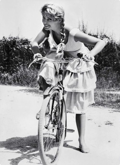 wielerfanaat:Brigitte Bardot on a bicycle