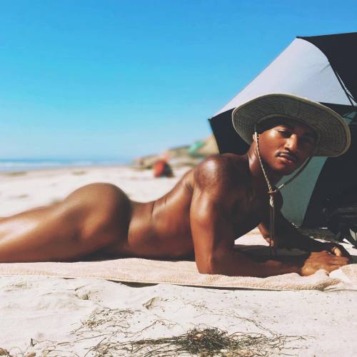 fahylando:  Enjoy the California sun at Blacks Nude Beach #fahylando (at Black’s Beach)