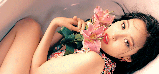 femaleidols:  🌺