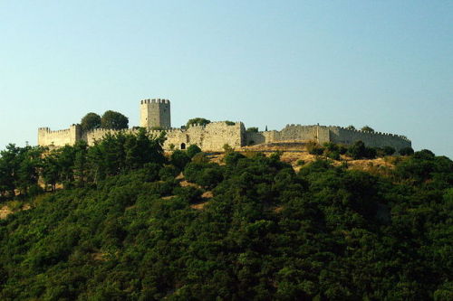 alatismeni-theitsa:The castle of Platamonas in Pieria, Greece. Built by the Lombards in the meso-Byz