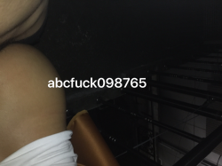 abcfuck09876:  처음과 다르게 음탕해진 여자친구와 첫 야외플  작은골목에 들어가서 앞으론  차들이 지나가는 모습이 보이고 뒤론 사람들이 드문드문 지나다니고 그모습에 흥분한 너는 물을 잔뜩