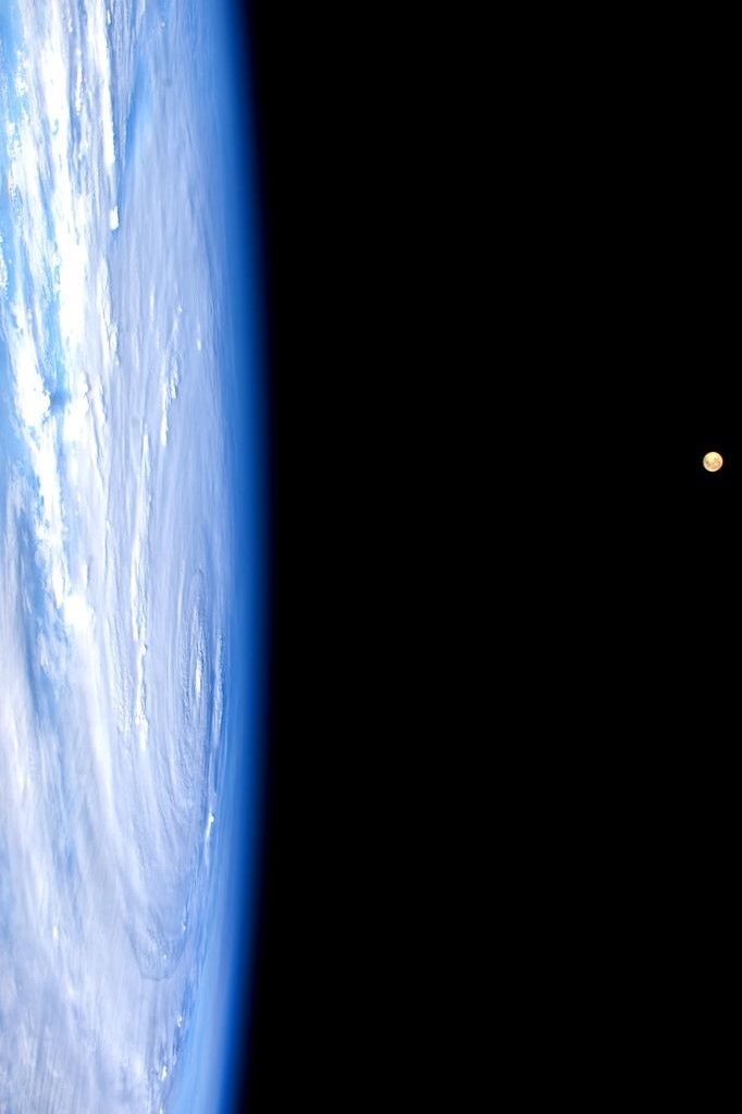 pdougmc:  Hurricane Jimena vs. The Moon | International Space Station Scott: “Jimena