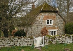 thepreppyyogini: Fairy tale cottage. 
