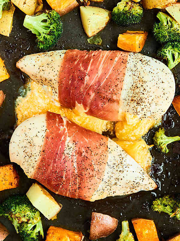 guardians-of-the-food:  One Pan Cheesy Chicken and Vegetbales