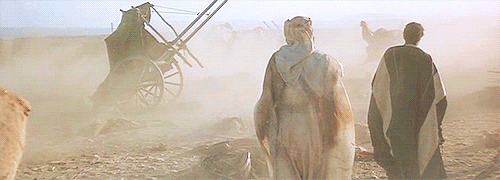 amildlookingsky:Costume designer Phyllis Dalton devised a subtle way to indicate TE Lawrence’s faili
