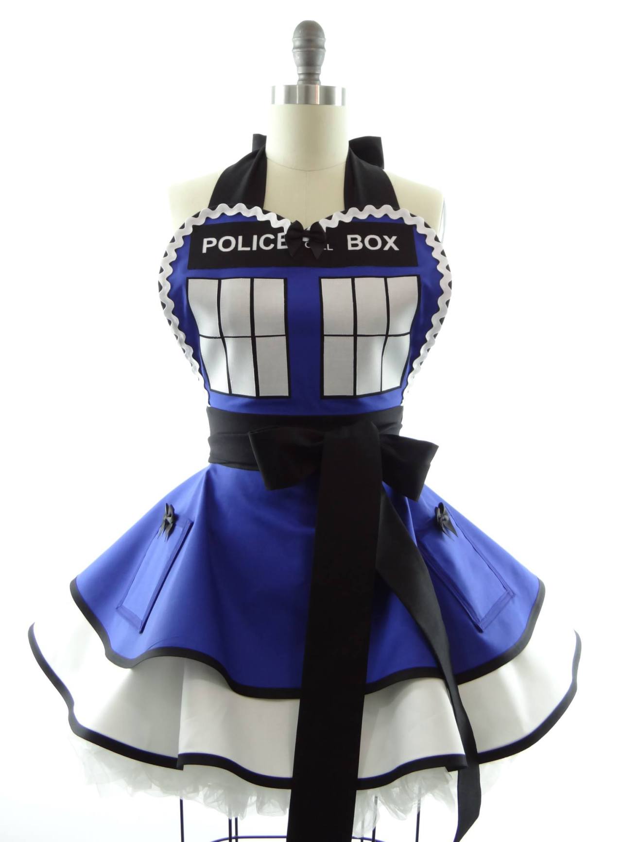 badlittlekitten:  geekpinata:  Adorable geeky aprons from Bambino Amore. Spotted