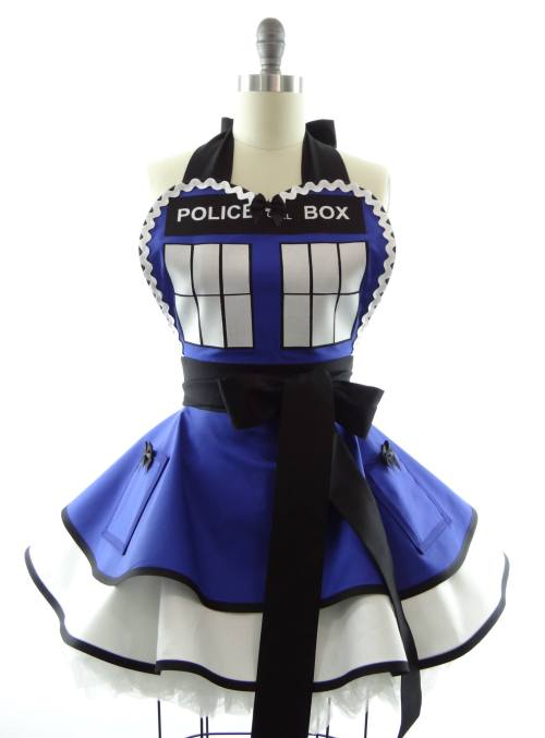 geekpinata:  Adorable geeky aprons from Bambino Amore. Spotted thanks to Set to Stunning.  