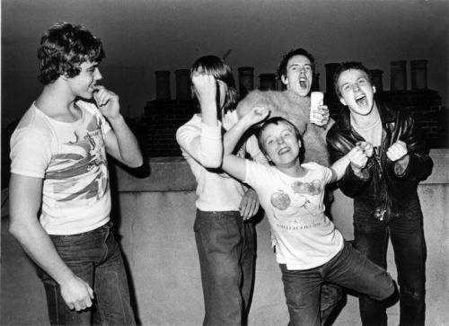 sweet-love-und-romance: Johnny Rotten of the Sex Pistols and his brothers.27th October 1977 - Gunter