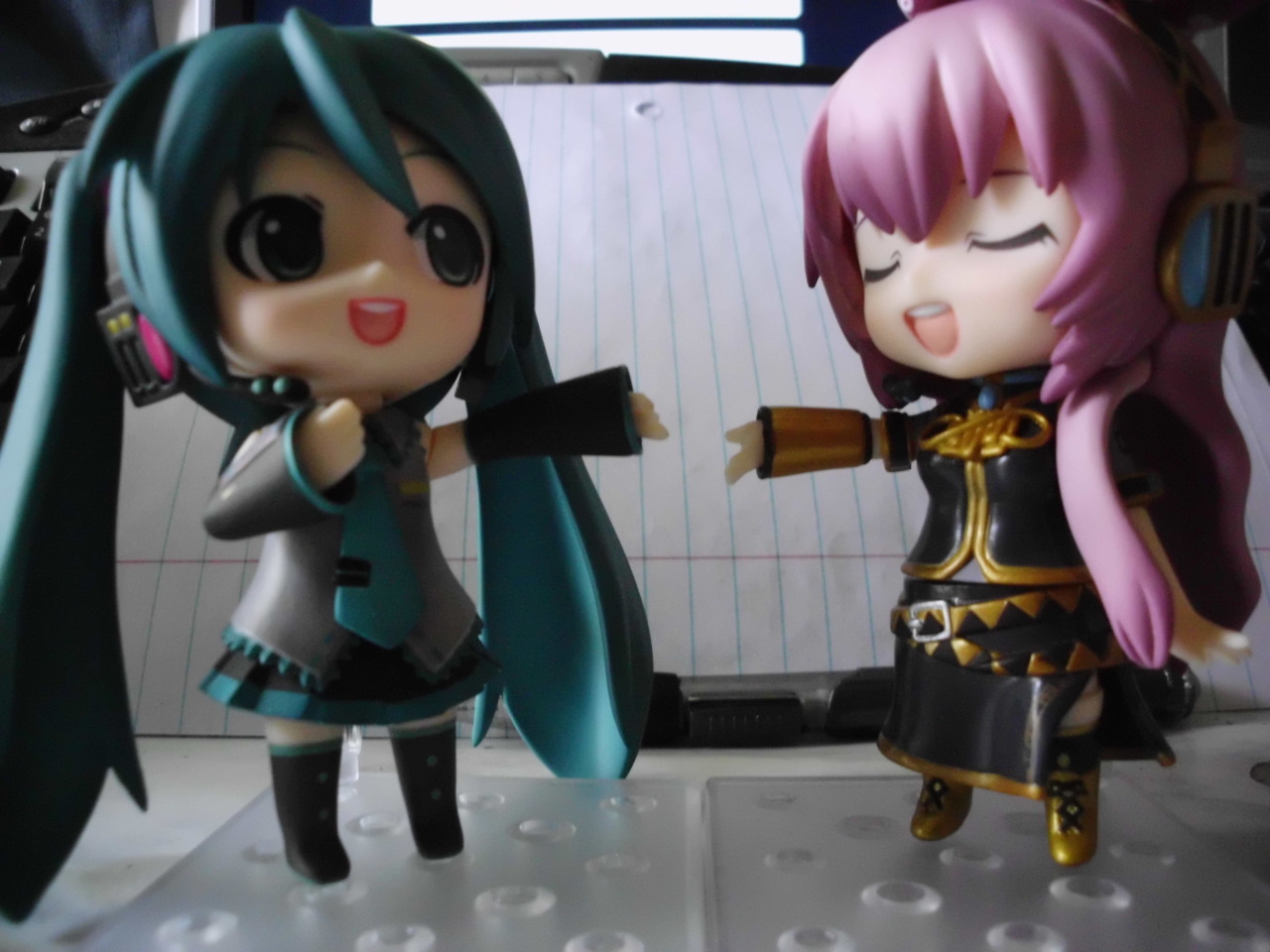 SORRY FOR THE BAD QUALITY/LIGHTING;;; but yea here are some photos of my miku and