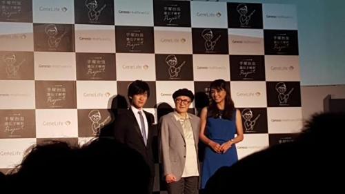 RumikoTezuka‏@musicrobita手塚治虫遺伝子解析プロジェクトの発表と共に近くTVCMが流れますが、兄手塚眞が手塚治虫として登場します。今日も特殊メイクで父に変身して登壇。似