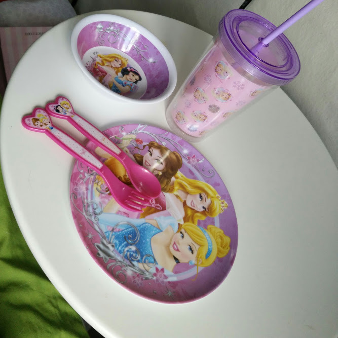 exudollie:  babypinkprincess:  superlittlesaurus:  Little space tableware stuff!