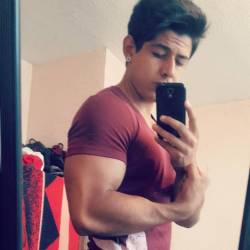 dirtyfag24:  Uno de mis compañeros de la universidad que es modelo, está bien pinche sabroso. ¡Compartan para subir más de él!