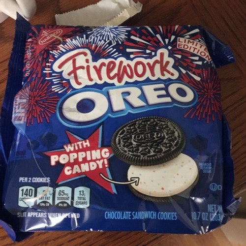 athenasdragon:athenasdragon:athenasdragon:Here’s my review of fireworks Oreos, which I found one (1)