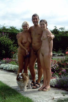 ramblingtaz:  Naturist Family. 