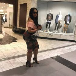 she2damnthick:  Damn If I See Here In The Mall
