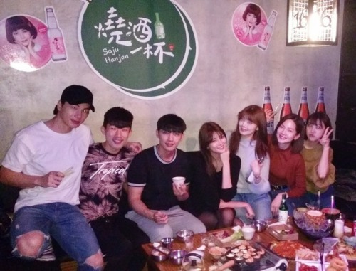 2017.04.28 Aaron Yan with the ‘Refresh Man’ cast at a reunion gathering|| via (夏如芝 Cherr