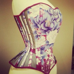 aladyandhercorset:Corset constructed by Prior Attire This corset  would lovely to wear in the spring