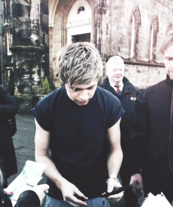 quiffclubwithcurls:  Niall leaving their