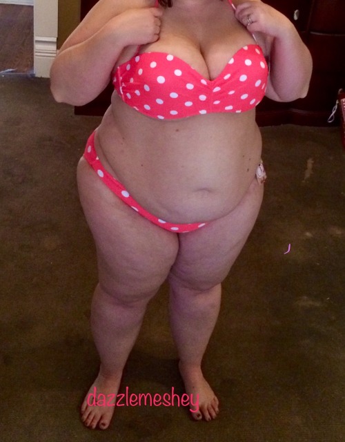 dazzlemeshey:  Dreaming of the beach today! Who would rub my tanning oil in? 😘😘 