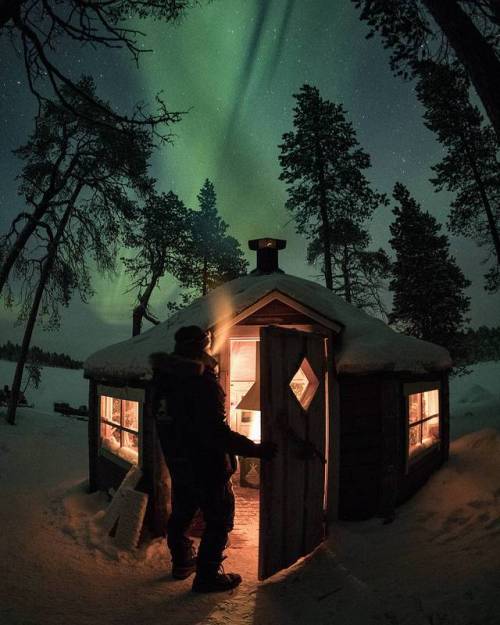 cabinporn:  “I stayed in this hut in Finnish Lapland on an island in middle of a frozen lake while I hunted for Aurora Borealis. This cozy place was more than I could ever need.” Submitted by @anthophotographie 