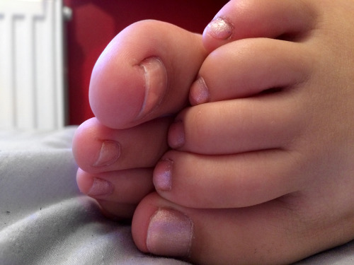 miss-aphrodite-feet: Close to my toes <3