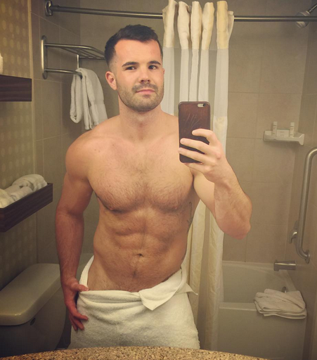 notdbd:  Rugger turned bobsledder Simon Dunn finally shows us the front side of his naked body. 