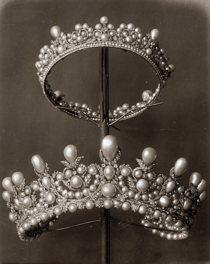 antique-royals:  Diamonds, pearls and precious stones from the French collection