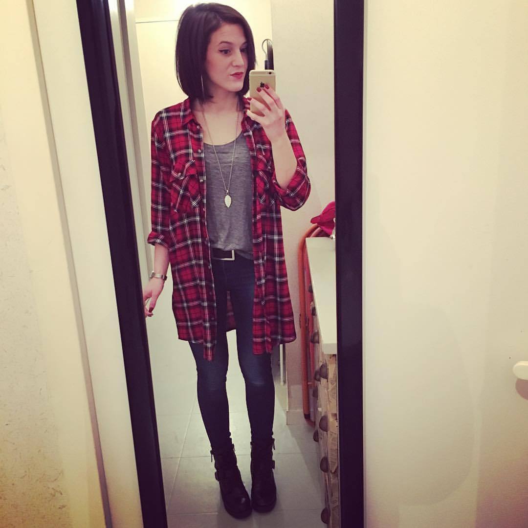 Look du jour 👚 #ootd #outfitoftheday #outfit #shirt #hm #checked #clothes #red #black #jeans #noisymay #top #veromoda #necklace #leaves #energetix #bobcut #brunette #planeteig12 #go #work @hm (à Brest, Bretagne)