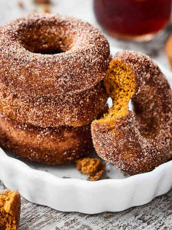 foodffs:  EASY BAKED PUMPKIN DONUTS RECIPEReally