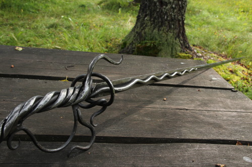 systlin:iamemeraldfox:routavirta:Finally finished this R’lyeahan Rapier. Ia Ia lets poke somet