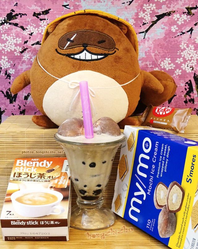 🧋😋Creamy bubble tea made with prepared and chilled AGF Blendy Sticks hojicha au lait, half-and-half, ice cubes, and homemade brown sugar boba. Served with smores flavored my/mo mochi ice cream. #hzz photography#food#boba tea#bubble tea #mochi ice cream  #gugure! kokkuri-san #shigaraki#tanuki#plush toy#plushies #chewy balls :3c