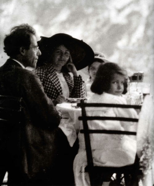 composersdoingnormalshit: Gustav Mahler having breakfast with his family.
