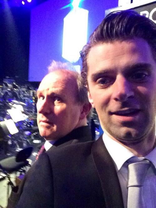 blueboxbelle:  Peter Davison photobombing conductor Ben Foster like a pro at the Doctor Who Symphoni