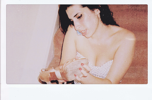 vertisse:  Amy Winehouse: rare pictures in polaroids 