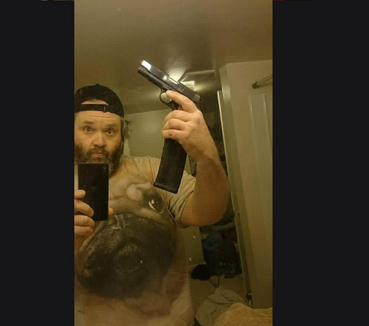 letthegaycommence: catchymemes:     When guns aren’t terrifying they are some of